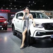 มอเตอร์โชว์ 2020 : พริตตี้ Isuzu ยิ้มละลายทุกองศา (ภาพ)