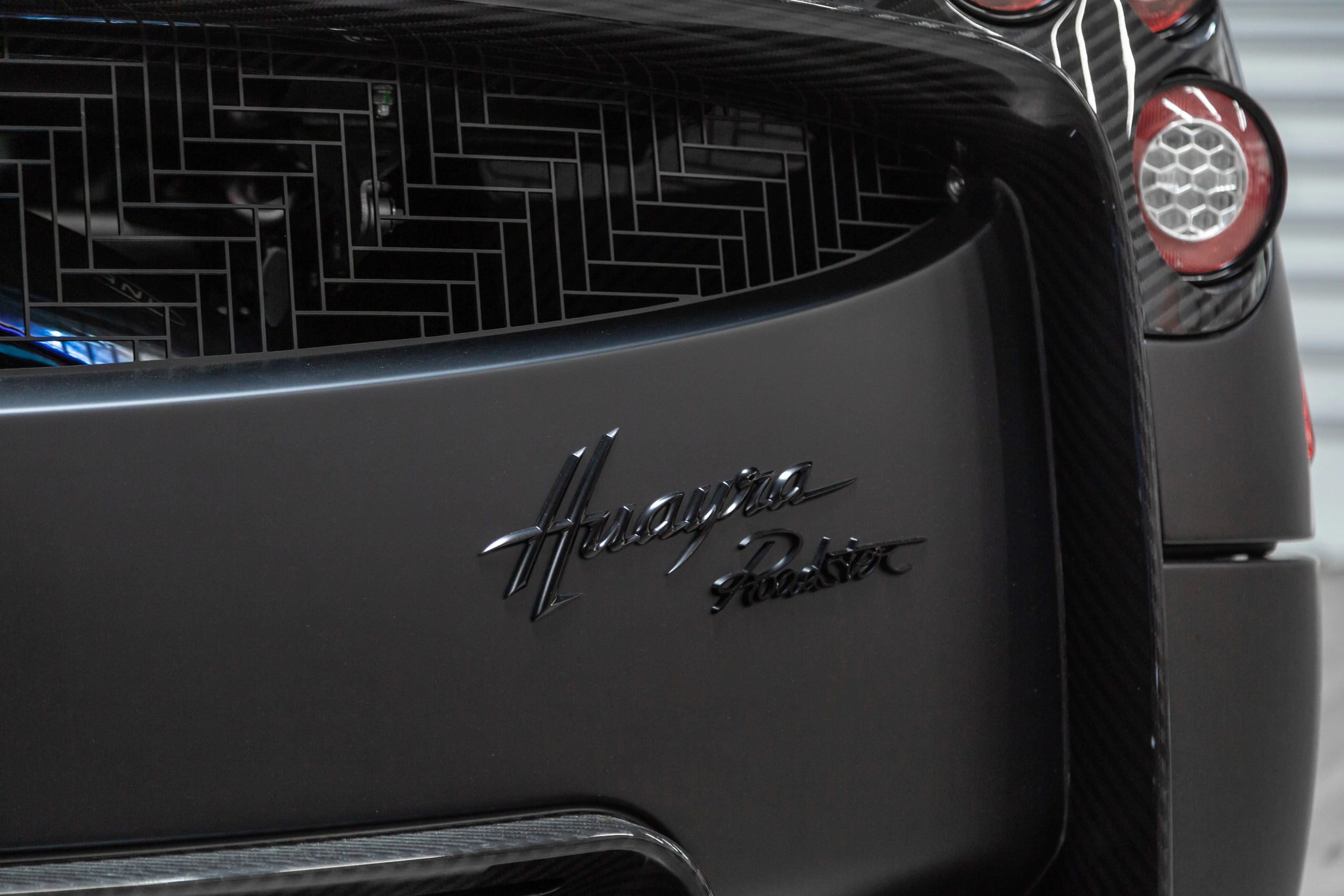 รถแบทแมน! Pagani Huayra Roadster ไฮเปอร์คาร์วิ่งได้จริงบนท้องถนน