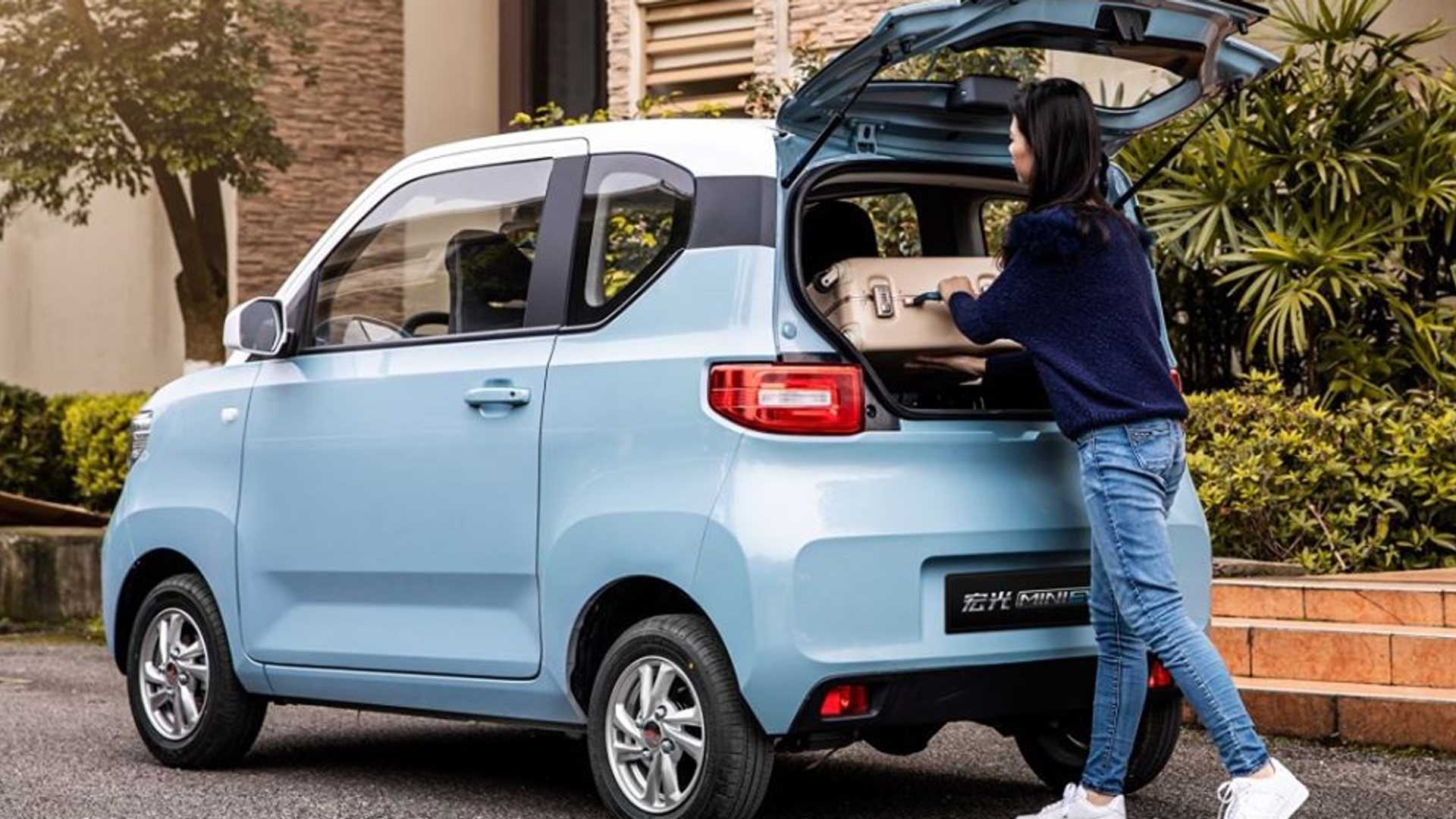 เปิดตัว 1.3 แสน! Wuling Hongguang MINI EV รถยนต์ไฟฟ้า 4 ที่นั่งที่ยอดขายพุ่งแรงสุดๆ