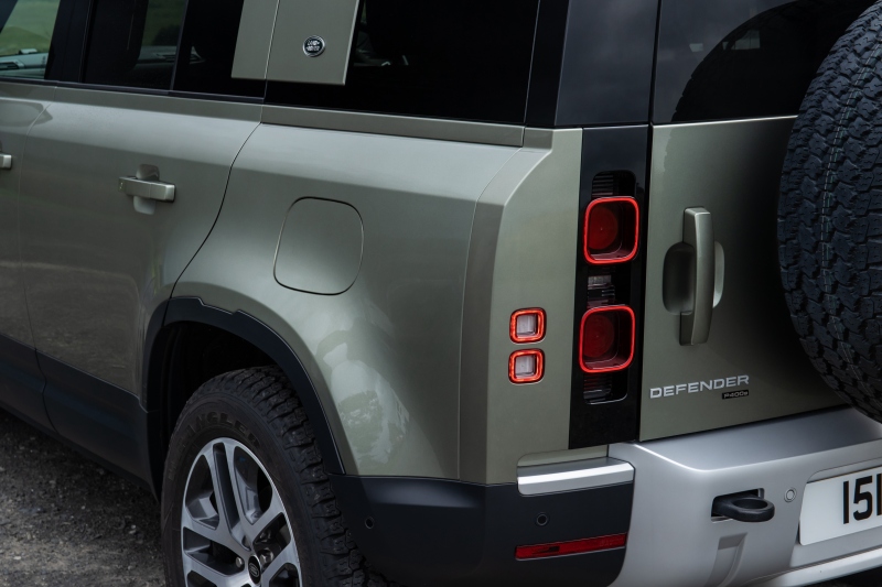 Land Rover Defender P400e