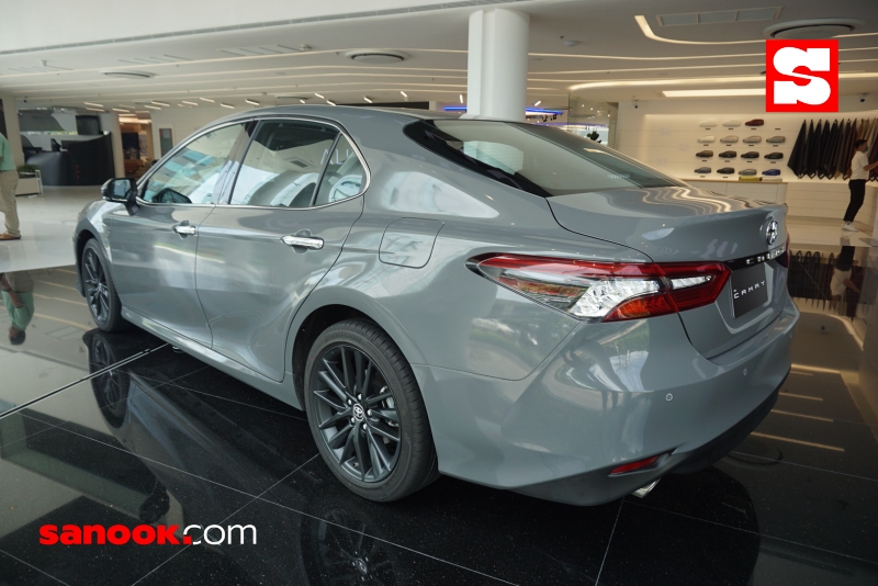 Toyota Camry รุ่นพิเศษ 60 ปี หุ้มสีเทา Laminated Grey