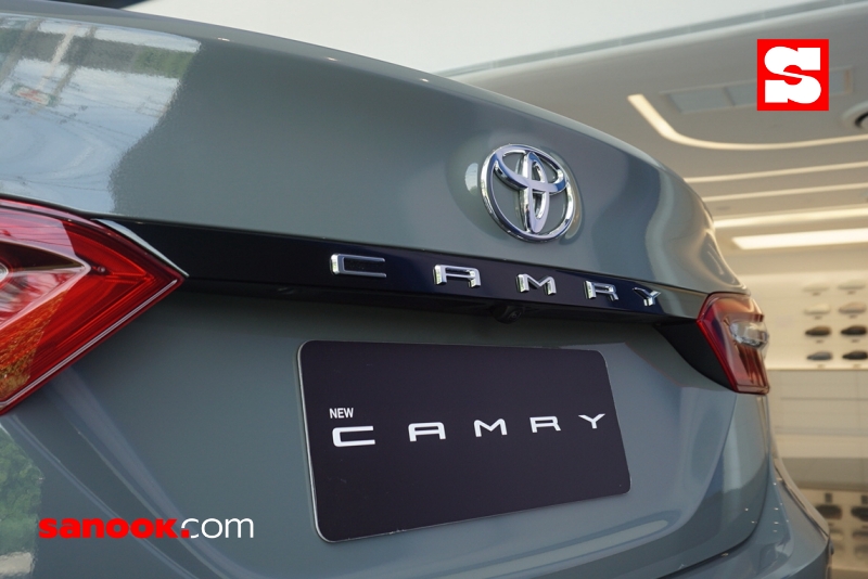 Toyota Camry รุ่นพิเศษ 60 ปี หุ้มสีเทา Laminated Grey
