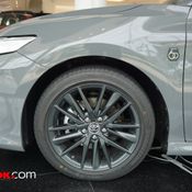 Toyota Camry รุ่นพิเศษ 60 ปี หุ้มสีเทา Laminated Grey