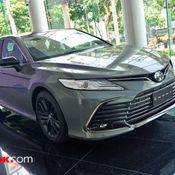 Toyota Camry รุ่นพิเศษ 60 ปี หุ้มสีเทา Laminated Grey