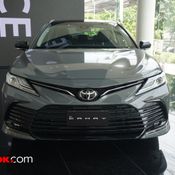 Toyota Camry รุ่นพิเศษ 60 ปี หุ้มสีเทา Laminated Grey