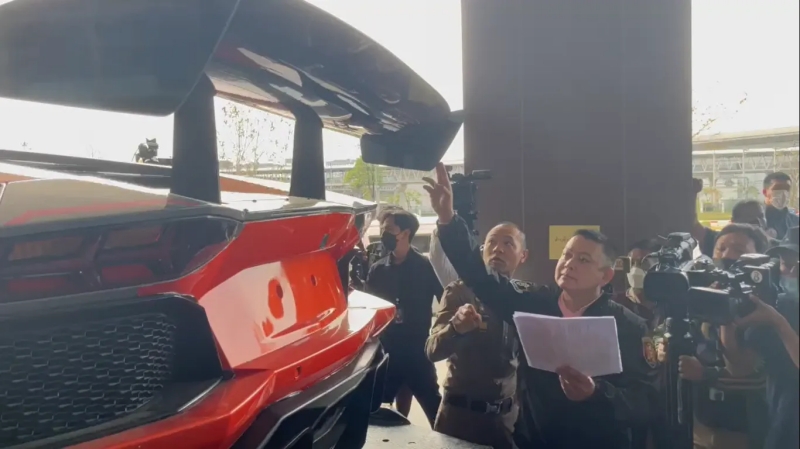 ทำไม “ลัมโบร์กินี” คันเดียวในไทยของ “เบนซ์ เดม่อน” ถึงกลายเป็นคนละสี?