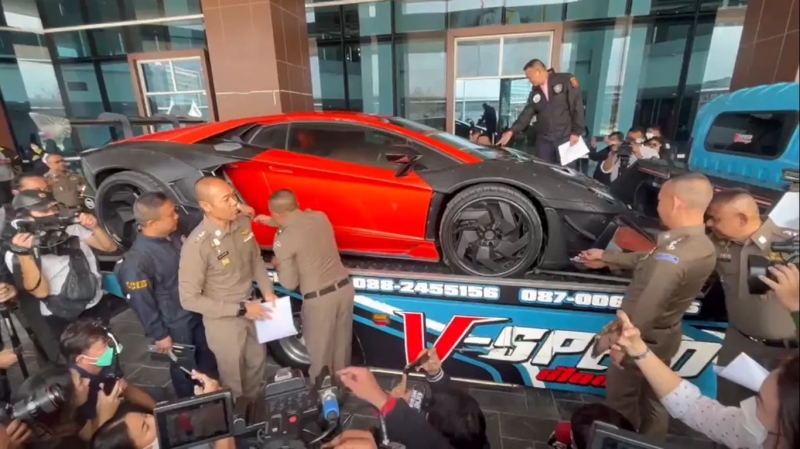 ทำไม “ลัมโบร์กินี” คันเดียวในไทยของ “เบนซ์ เดม่อน” ถึงกลายเป็นคนละสี?