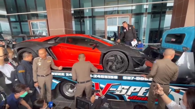 ทำไม “ลัมโบร์กินี” คันเดียวในไทยของ “เบนซ์ เดม่อน” ถึงกลายเป็นคนละสี?