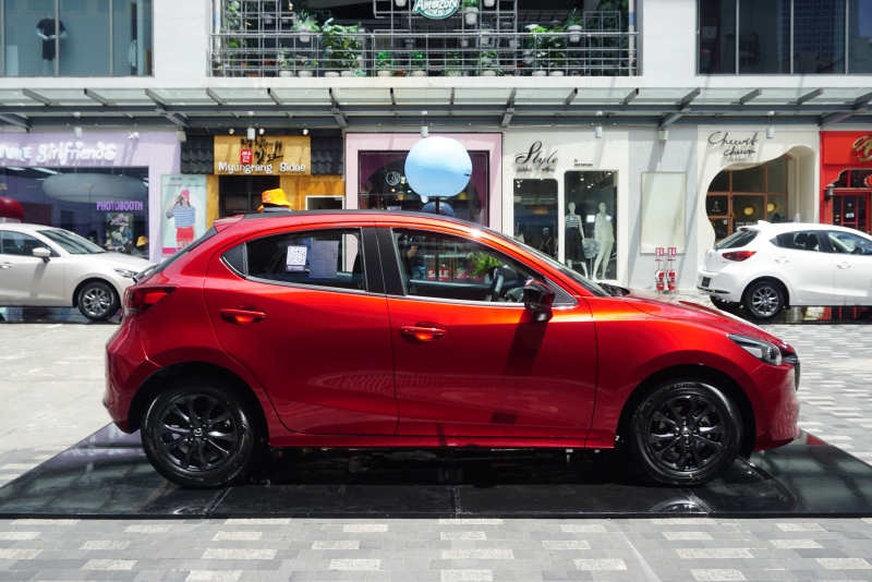 ภาพคันจริง Mazda2 2024 รุ่นมาตรฐาน Sport Design และ New Wave Design