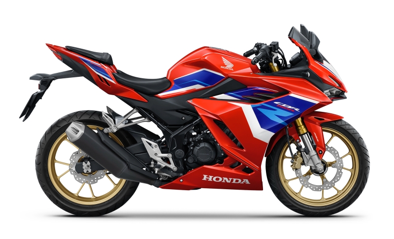 Honda CBR150R สีใหม่ Grand Prix Red / Dominator Matte Black