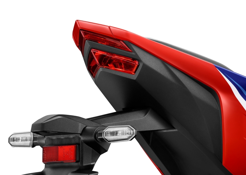 Honda CBR150R สีใหม่ Grand Prix Red / Dominator Matte Black