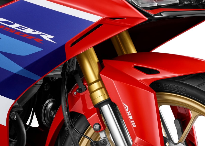 Honda CBR150R สีใหม่ Grand Prix Red / Dominator Matte Black