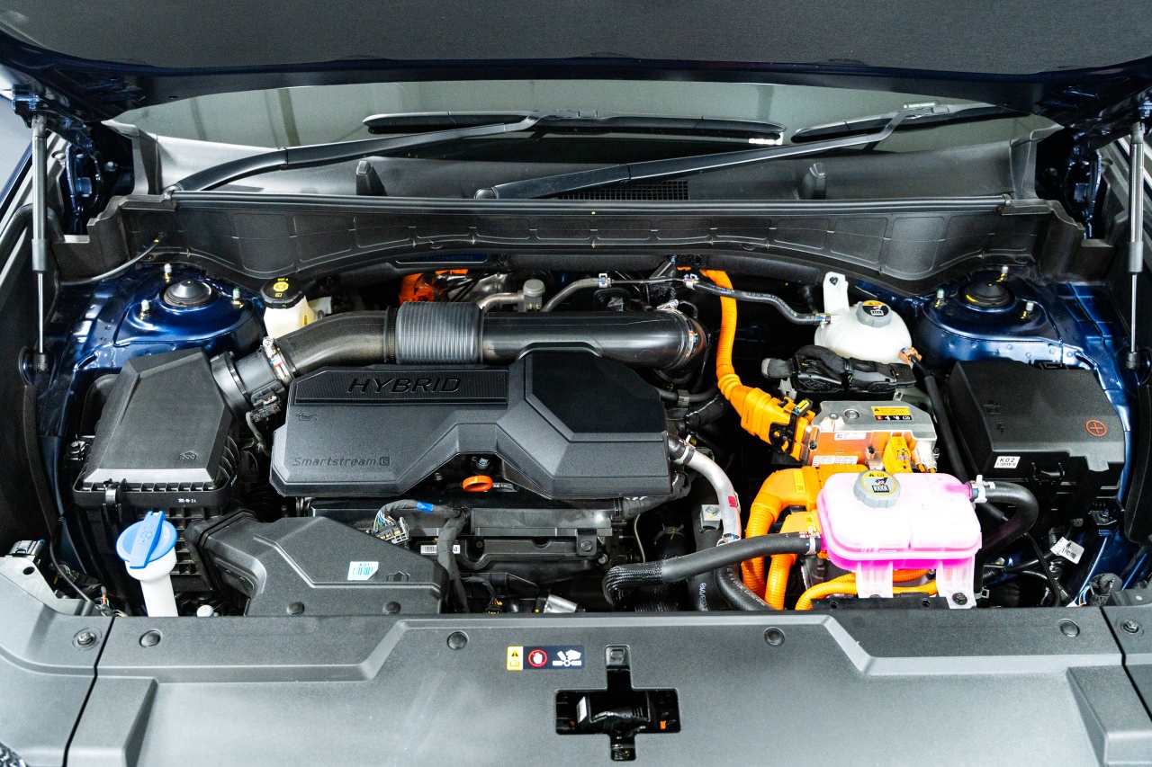 Hyundai Santa Fe Hybrid With HTRAC AWD