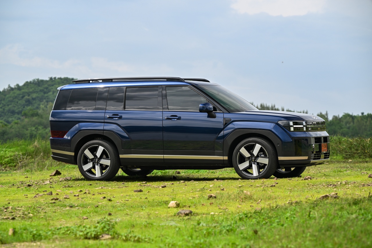 Hyundai Santa Fe Hybrid With HTRAC AWD