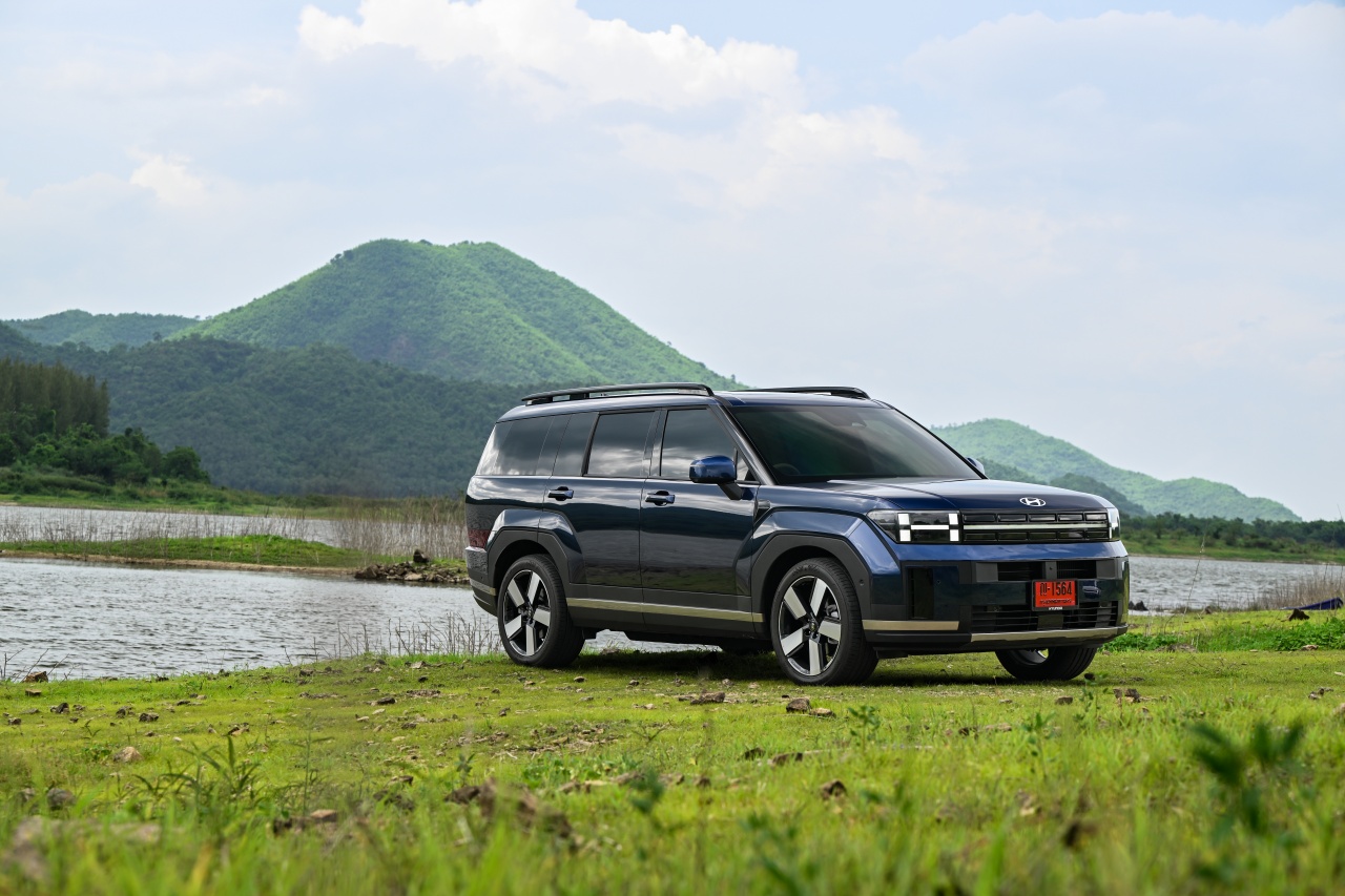 Hyundai Santa Fe Hybrid With HTRAC AWD