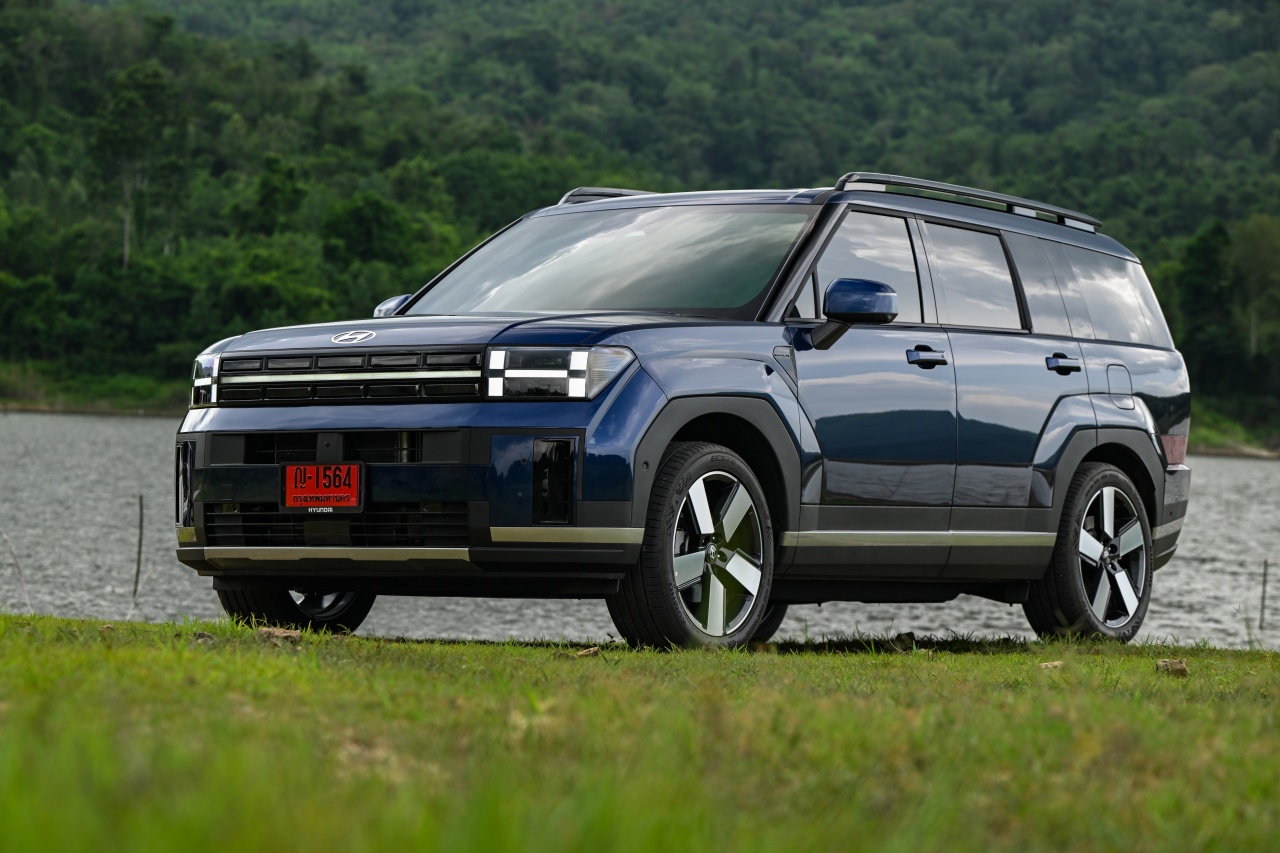 Hyundai Santa Fe Hybrid With HTRAC AWD