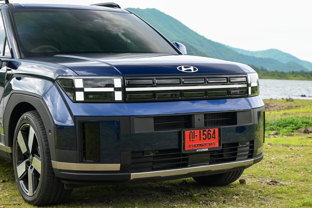 Hyundai Santa Fe Hybrid With HTRAC AWD