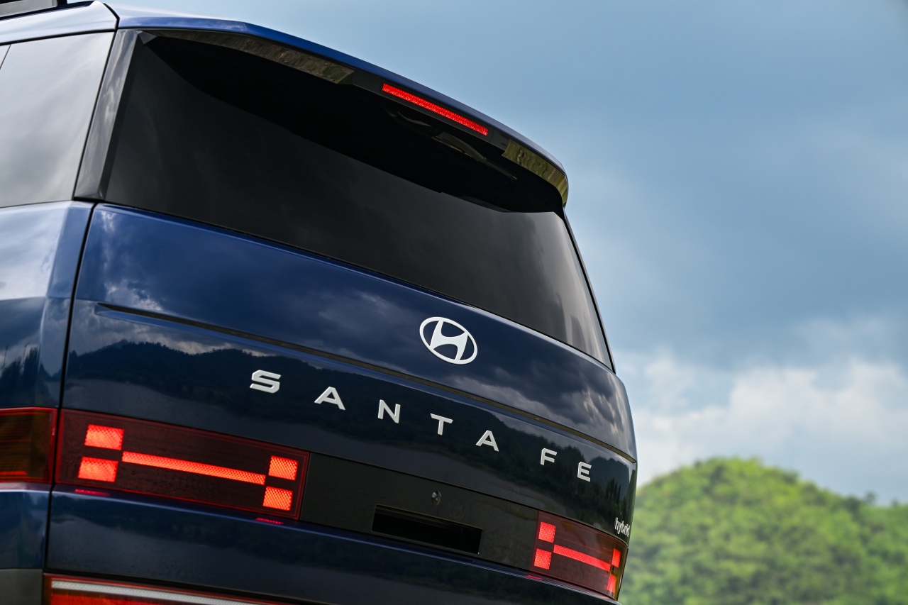 Hyundai Santa Fe Hybrid With HTRAC AWD