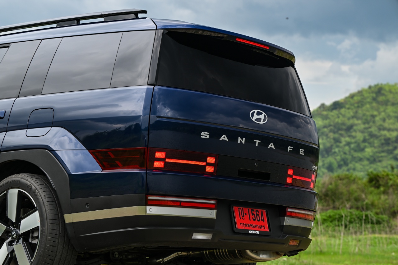Hyundai Santa Fe Hybrid With HTRAC AWD