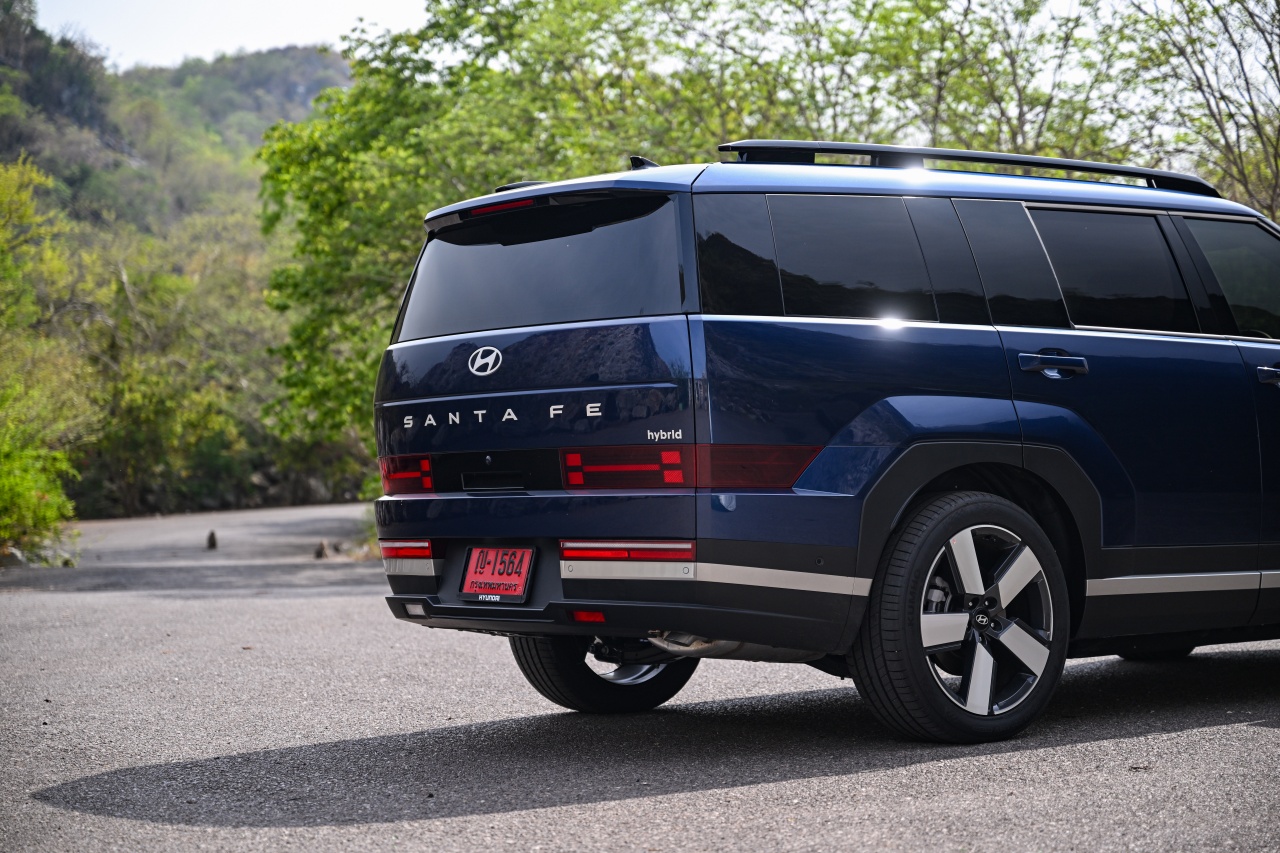 Hyundai Santa Fe Hybrid With HTRAC AWD
