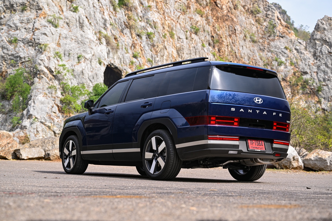 Hyundai Santa Fe Hybrid With HTRAC AWD