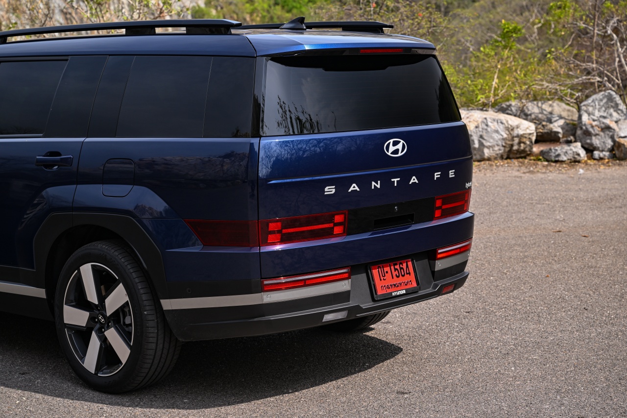 Hyundai Santa Fe Hybrid With HTRAC AWD