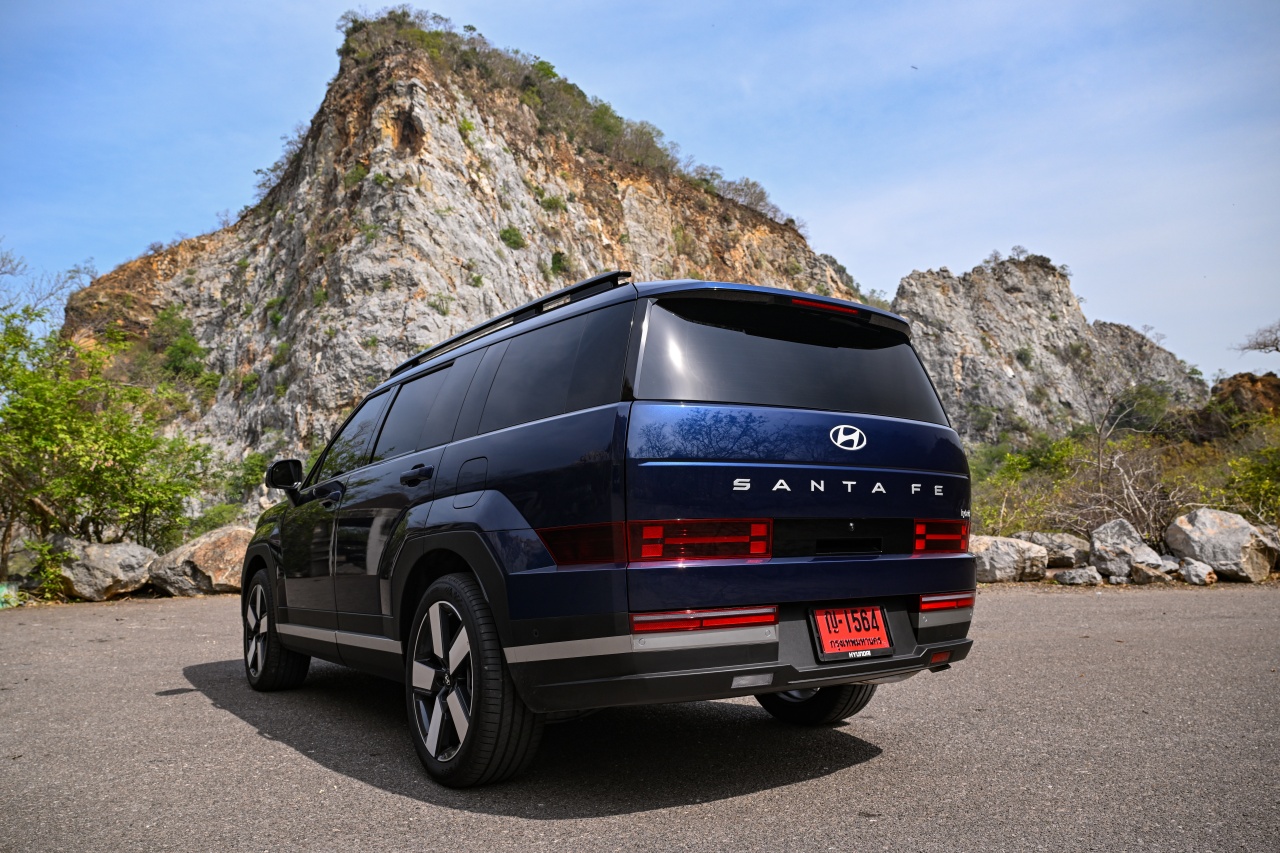 Hyundai Santa Fe Hybrid With HTRAC AWD