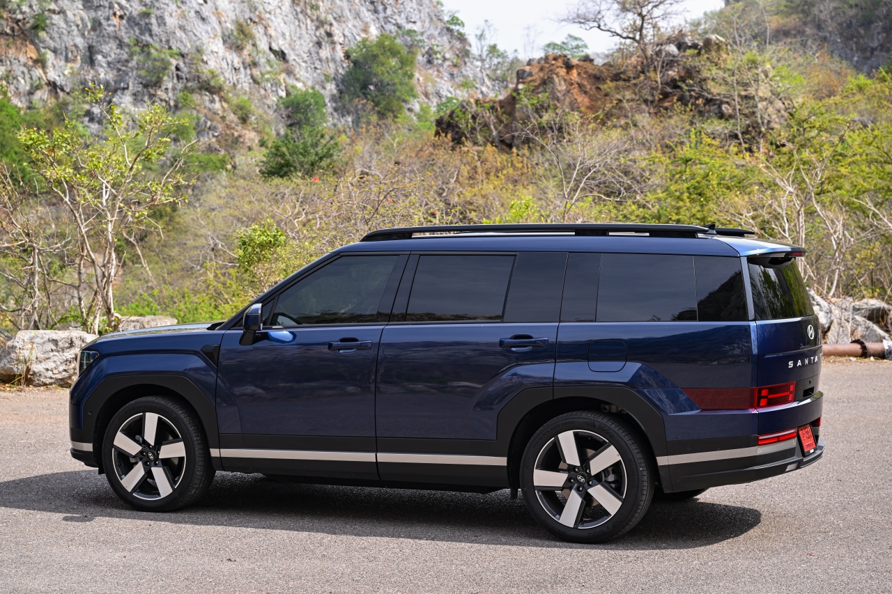 Hyundai Santa Fe Hybrid With HTRAC AWD