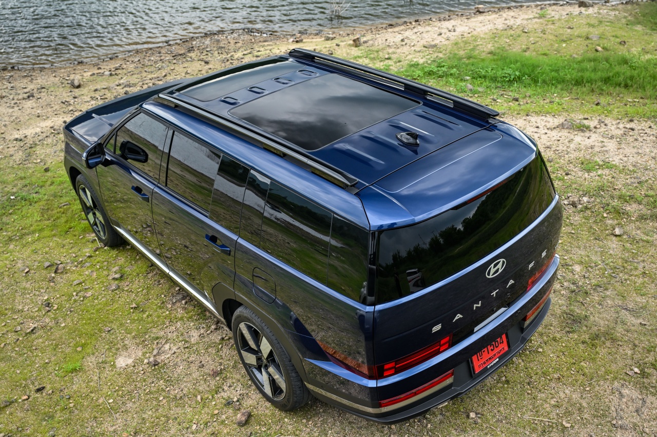 Hyundai Santa Fe Hybrid With HTRAC AWD
