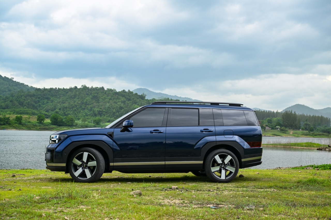 Hyundai Santa Fe Hybrid With HTRAC AWD