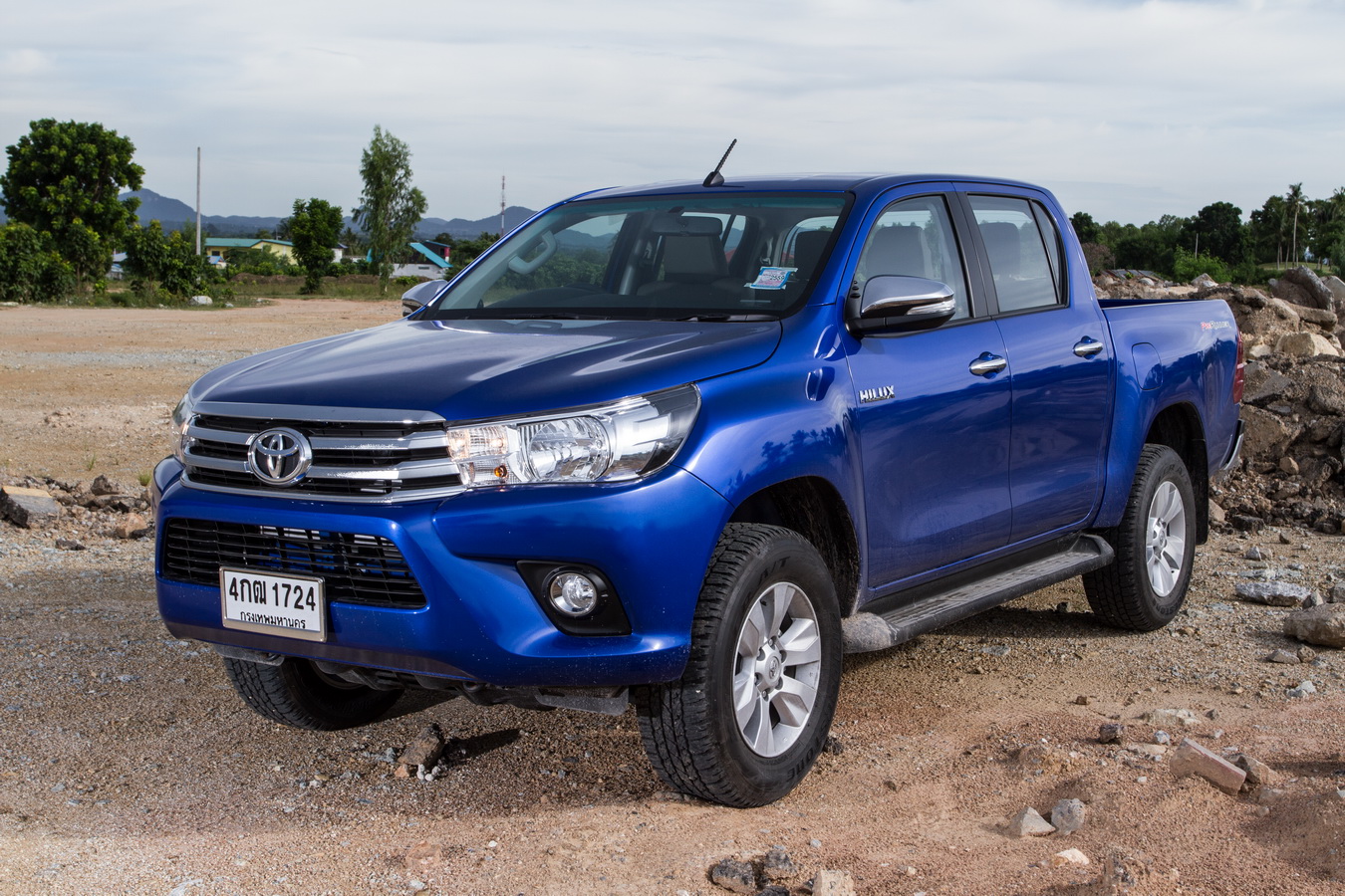 test group TOYOTA HILUX REVO 01