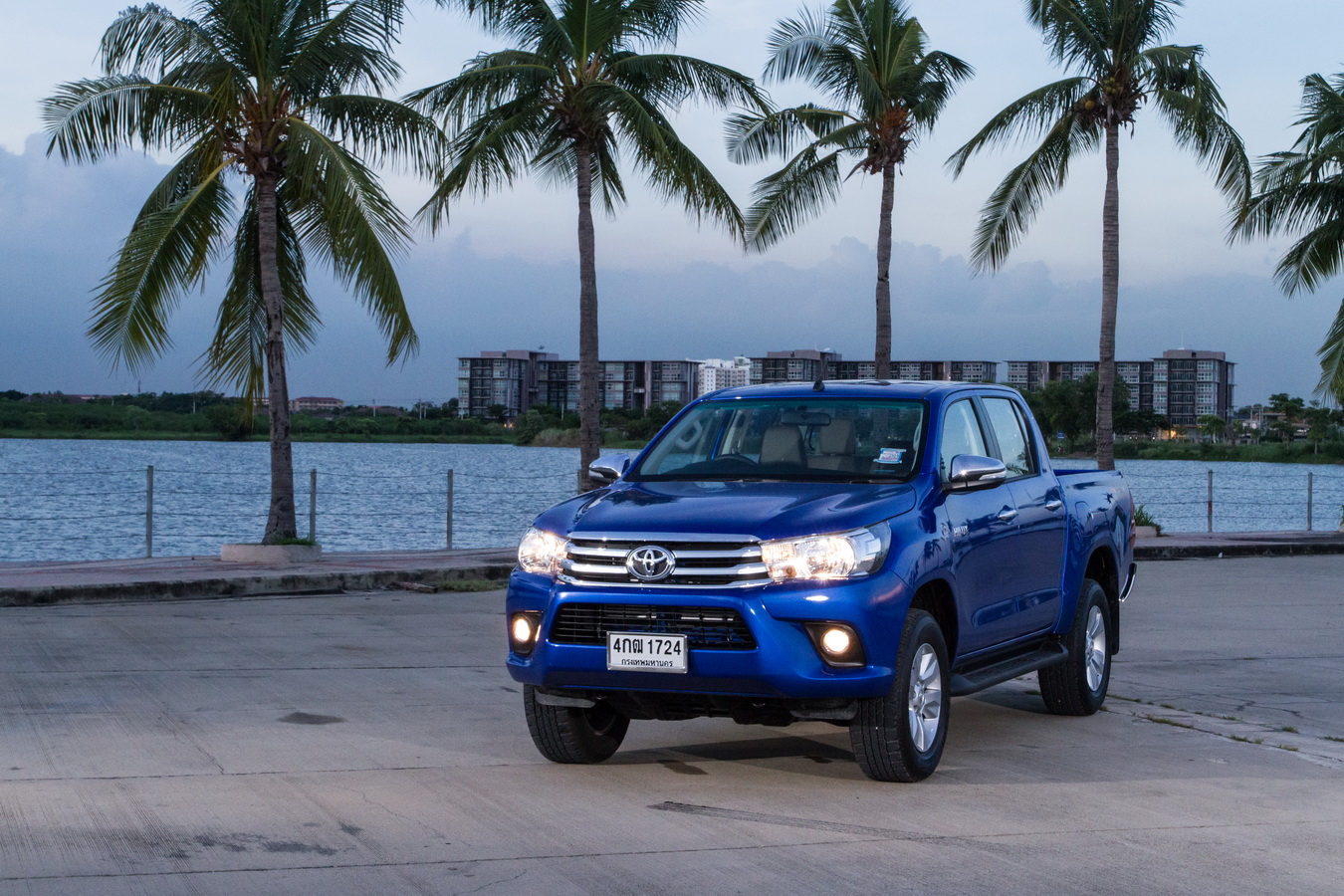 test group TOYOTA HILUX REVO 05