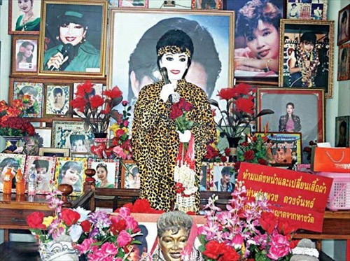 อันดับ 8 ศาลพุ่มพวง ดวงจันทร์ วัดทับกระดาน อ.สองพี่น้อง จ.สุพรรณบุรี.jpg อัลบั้ม 10 อันดับสถานที่ยอดนิยมในการขอหวย ของ หวยออนไลน์ ถูกหวย https://tookhuay.com/
