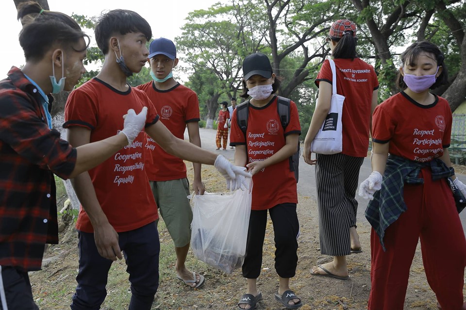 မံုရြာမွာ စုေပါင္းအမိႈက္ေကာက္