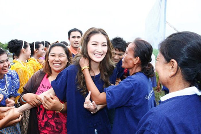 เหล่าดาราร่วมใจรักแม่ "ปลูกข้าววันแม่ เกี่ยววันพ่อ"