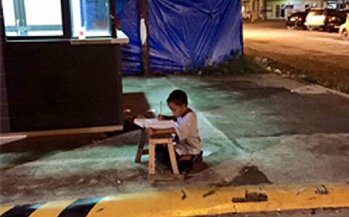 สุดยอดความใฝ่ดี! เด็กชายไร้บ้าน อาศัย"แสงไฟร้านฟาสต์ฟู้ด"นั่ง"ทำการบ้าน"!