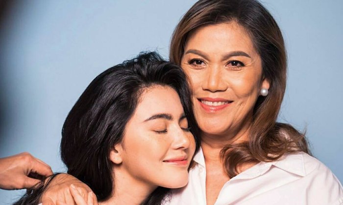 ร่วมแสดงความยินดี "ใหม่ ดาวิกา" โพสต์ภาพชุดรับปริญญา เป็นของขวัญให้แม่