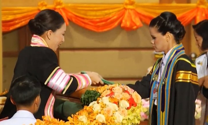 เจ้าฟ้าพัชรกิติยาภาฯ ทรงเอื้อมพระหัตถ์จับมือบัณฑิตพิการทางสายตา