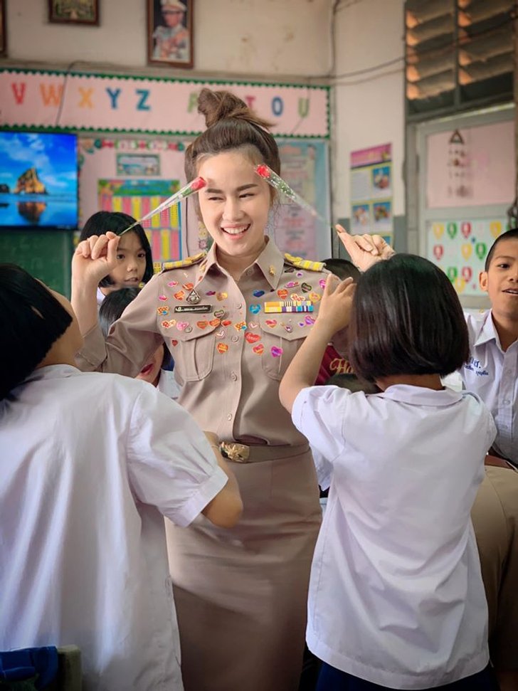 รูปคุณครู คุณครูลูกตาล" คุณครูสุดน่ารักที่เด็กนักเรียนเทใจให้จาก โรงเรียนบ้านกุดกะเสียน