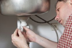 แก้ปัญหาท่อน้ำตันง่ายๆ ด้วยของใช้ในครัว