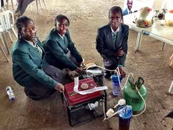 สุดยอด! ′เด็กมัธยมไนจีเรีย′ คิด ′เครื่องผลิตไฟฟ้าพลังปัสสาวะ′