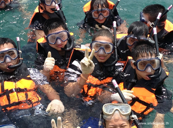 โรงเรียนศรีวิกรม์จัดโครงการ "ครอบครัวจิตอาสา" ตอน " ดำน้ำปลูกปะการัง ฟื้นฟูระบบนิเวศชายฝั่ง "รุ่น 2