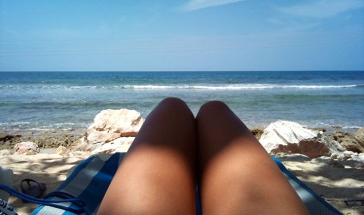 เทรนด์ฝรั่งถ่ายรูป Hot-dog Legs เดาอันไหนขา หรือไส้กรอก?