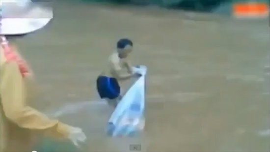 ยถากรรมเด็กเวียดนาม คุดคู้ในถุงพลาสติกลอยข้ามน้ำไปเรียนหนังสือ