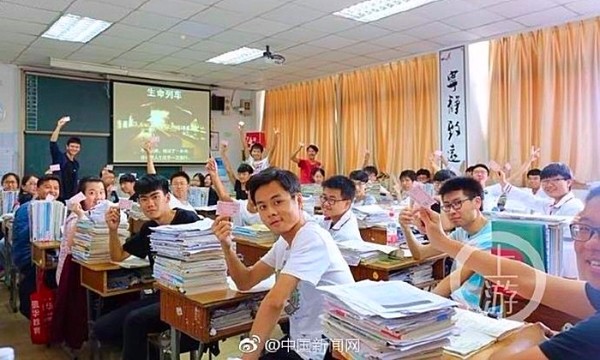 โรงเรียนจีนไอเดียเก๋ ใช้บัตรสอบเป็น "ตั๋วรถไฟ" จำลองการสอบเข้ามหาวิยาลัย