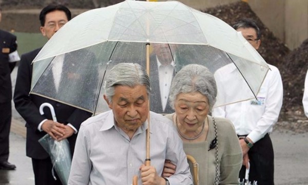 เพราะเหตุใดพระจักรพรรดิ-จักรพรรดินีญี่ปุ่นจึงทรงใช้ “ร่มพลาสติกใส” ในวันฝนตก?