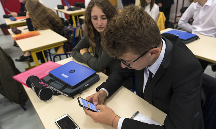ฝรั่งเศส ออกกฎห้ามเด็กนักเรียนอายุต่ำกว่า 15 ใช้โทรศัพท์มือถือในโรงเรียน