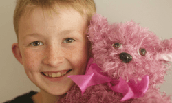 "ตุ๊กตาหมีเพื่อต่อสู้มะเร็ง" โครงการส่งต่อความสุขจากแคมป์เบลล์เด็กชายวัย 13 ปี