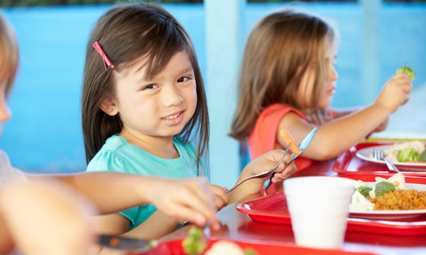 โภชนาการสำหรับเด็กวัยเรียน เด็กในวัยนี้จำเป็นต้องกินเท่าไหร่ถึงจะพอดี