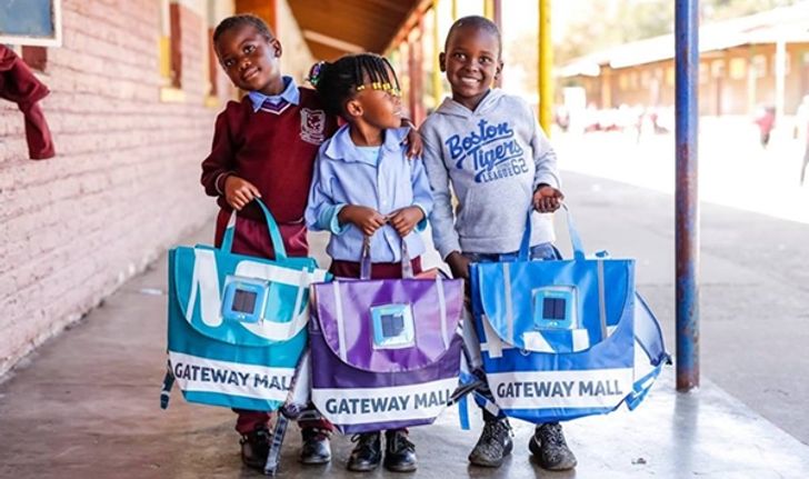 "กระเป๋าแผงโซล่าเซล" กระเป๋านักเรียนให้พลังงานได้ของนักเรียนแอฟริกาใต้